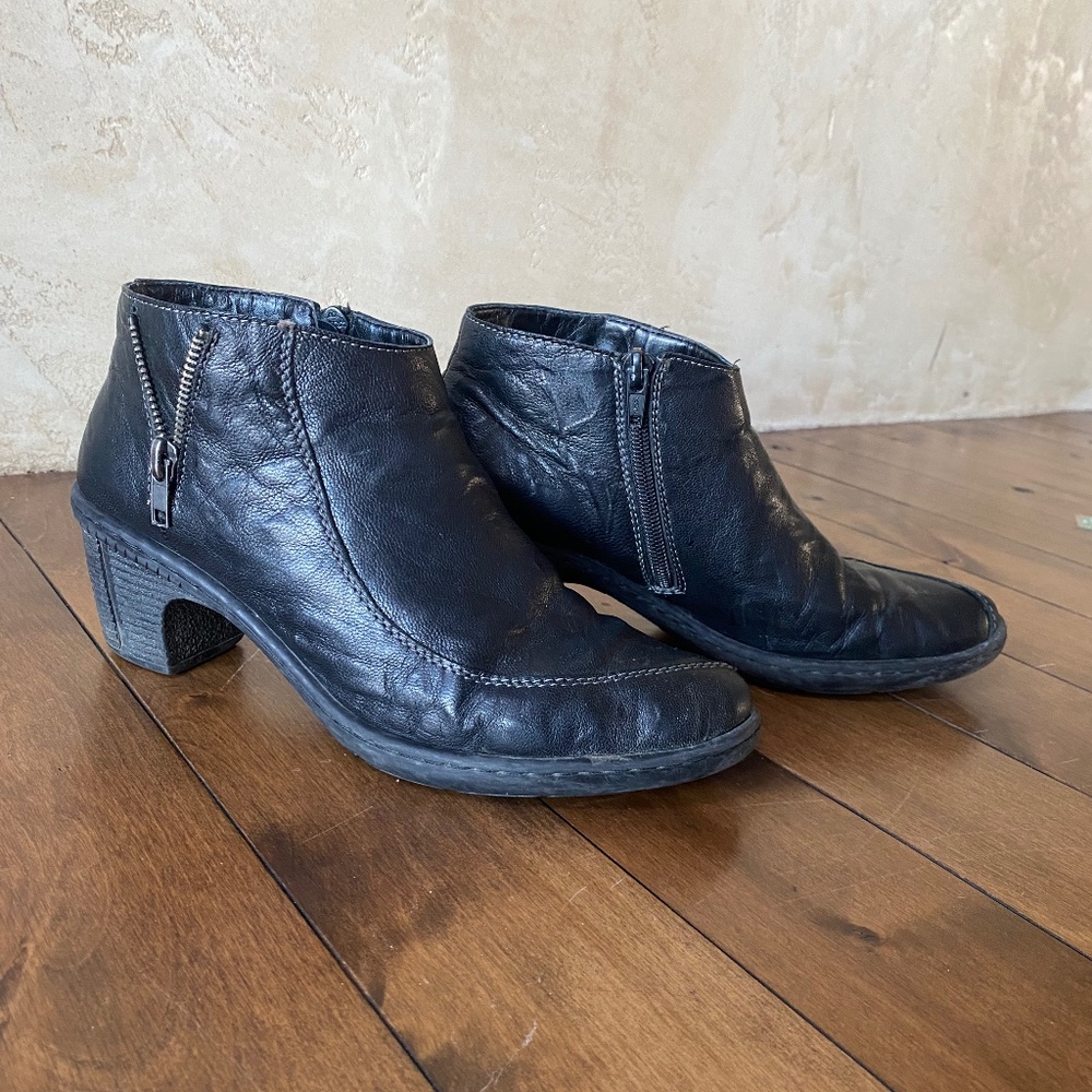 Black Ankle Booties Sz 8 Leather upper, rubber sole.